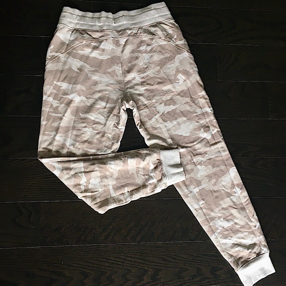 Athleta Balance Printed Jogger in Camo Lux Oatmeal Heather - Picture 3 of 16